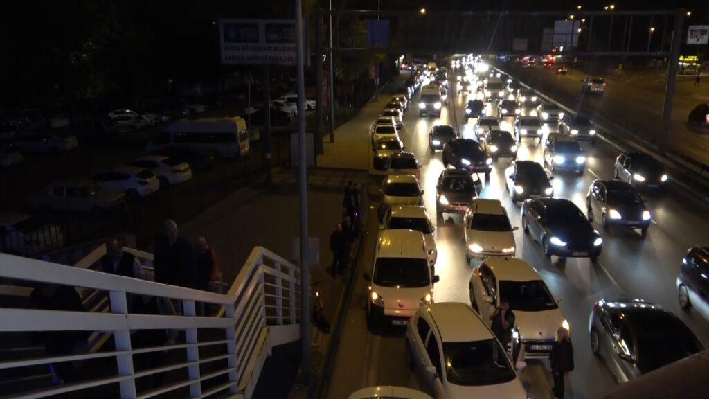 Bursa’da sayılan oylar YSK’ya teslim edildi, kilometrelerce kuyruk oluştu