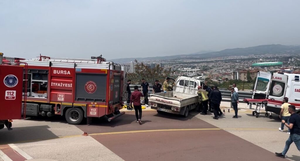 Virajı alamayan kamyonet bariyerlere çarptı, sıkışan sürücüyü itfaiye ekipleri böyle çıkardı