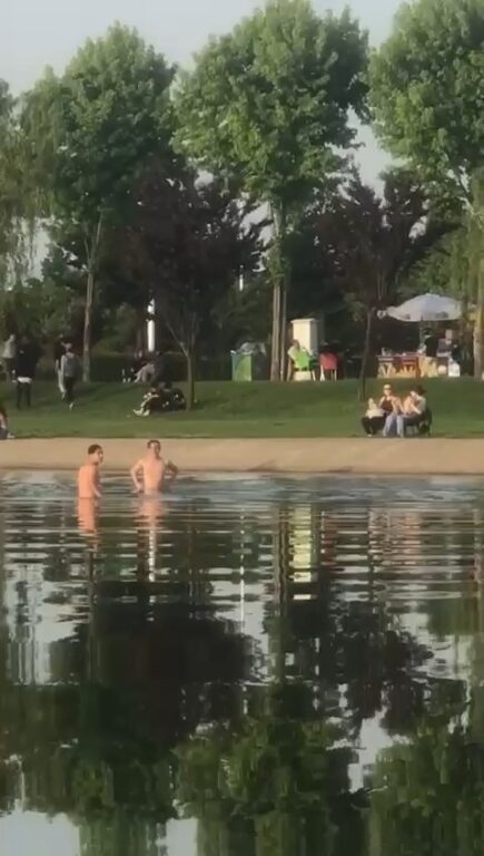 Bursa’da havalar ısınınca çocuklar çareyi süs havuzunda buldu