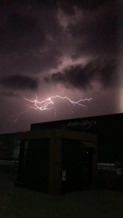 Bursa’da şimşekler geceyi böyle aydınlattı