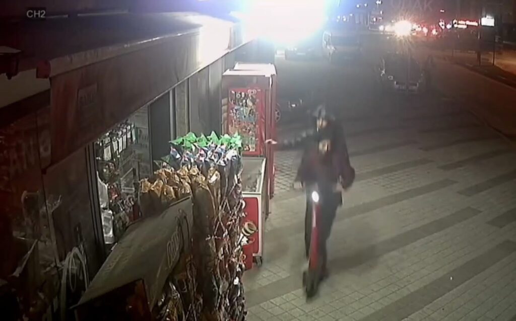 Scoterla cips çalan gençler kamerada