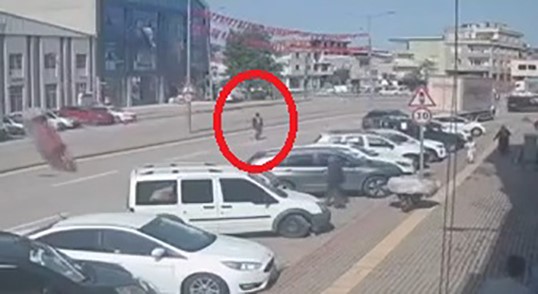 Bursa’da geri manevra yapan sürücü, arkasından gelen yaya böyle çarptı