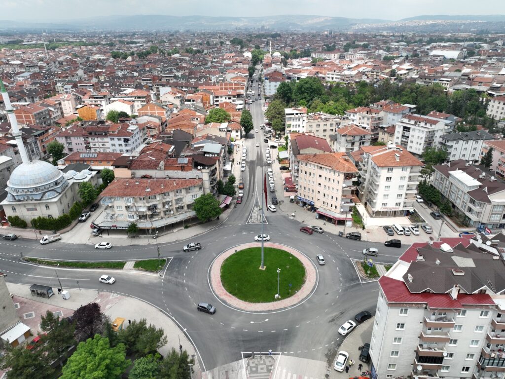 Bursa İnegöl’de 5 caddeye 6 bin 900 metre asfalt yapıldı