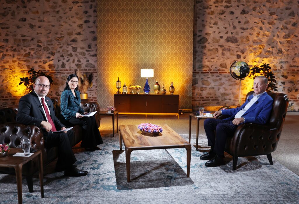 Cumhurbaşkanı Erdoğan: “Siyaseti hizmet yarışına değil adeta at pazarına çevirdiler”