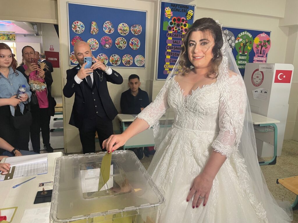 Gelinliğiyle oy kullanmaya gitti