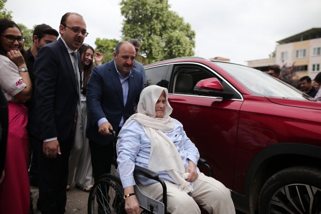 Bakan Varank, yürüme zorluğu çeken 70 yaşındaki kadını Togg ile sandığa getirdi