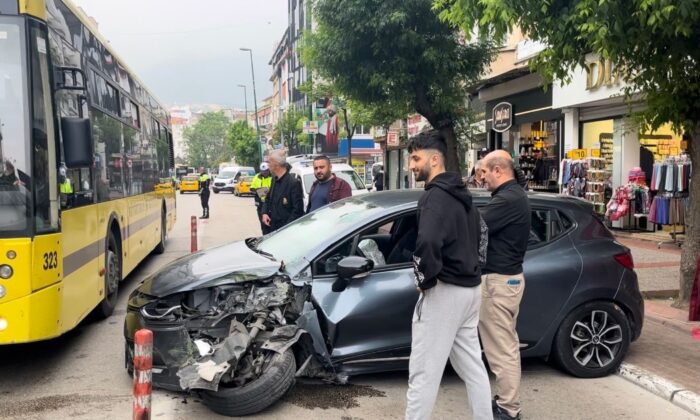 Yolcu indiren halk otobüsüne ters şeritten gelen otomobil çarptı : 1 yaralı