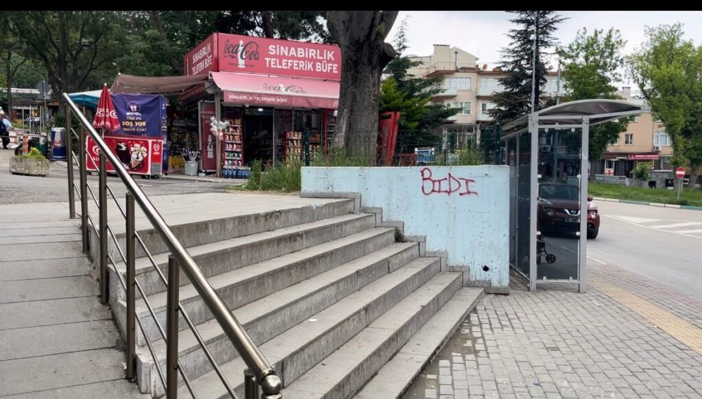 Navigasyon sürücüleri şaşırtıyor, yanlış yola girenler soluğu merdivenlerde alıyor