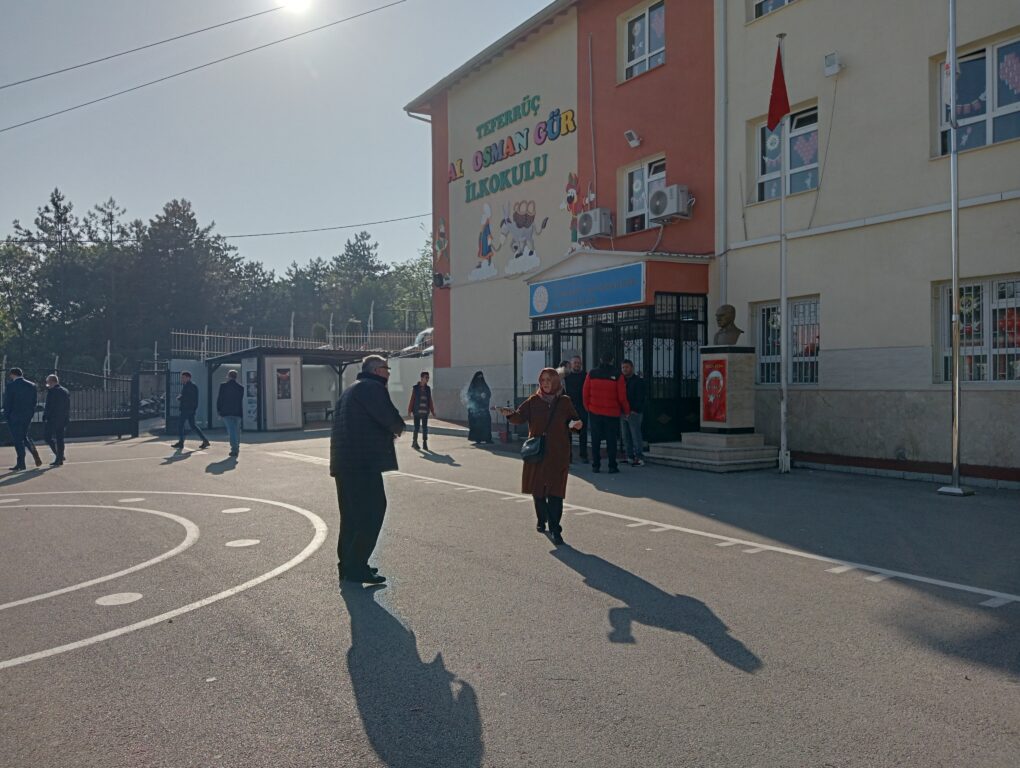 Türkiye seçime gidiyor… İlk oylar kullanıldı