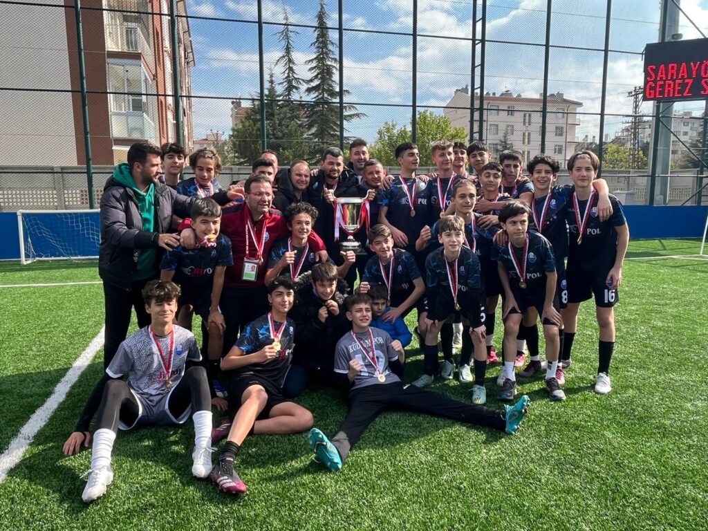 Bursalı gençler kupayla döndü