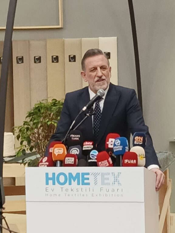 HOMETEX ZİYARETÇİLERE KAPILARINI AÇTI