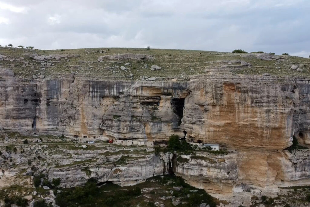 18 çocuğunu mağarada büyüttü