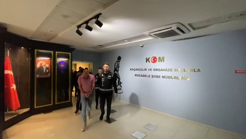 Sahte kimlikle yedieminden aldıkları araçları parçalayıp sattılar