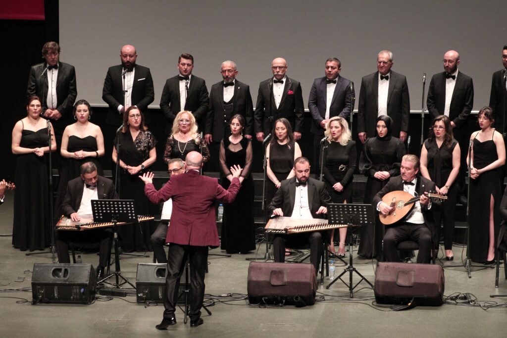 Sağlıkçılar ayakta alkışlandı