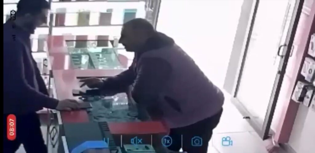 Kendisini dolandıran müşteriye seslendi: “Bu işlerle uğraşma birine toslarsın”