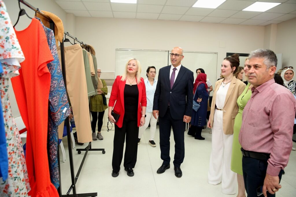 Olgun gençler el emeği eserlerini sergiledi