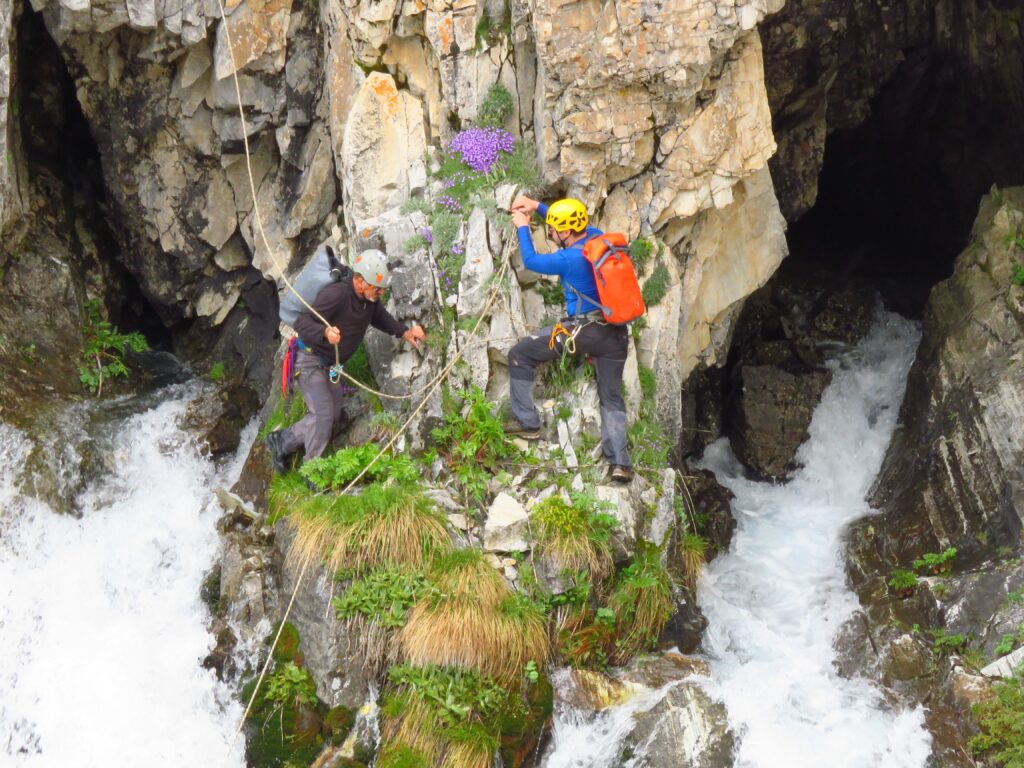 Uludağ’da kar sularının eridiği mağarada tehlikeli macera