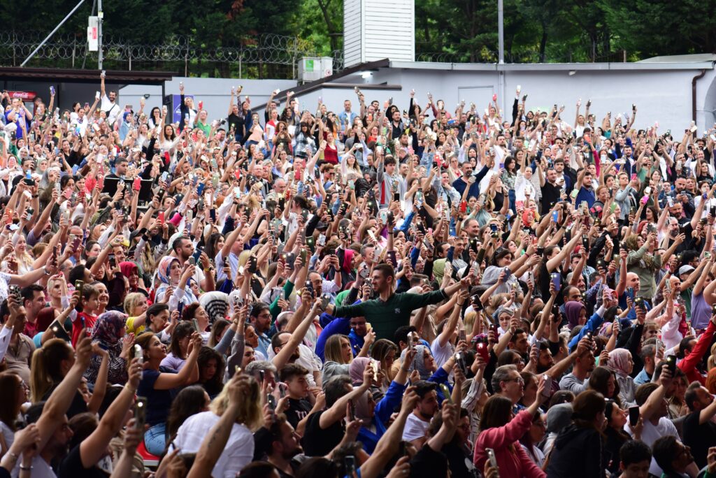 Bursa’da 90’lar 2000’ler Türkçe Pop Festivali’nde yıldızlar geçidi