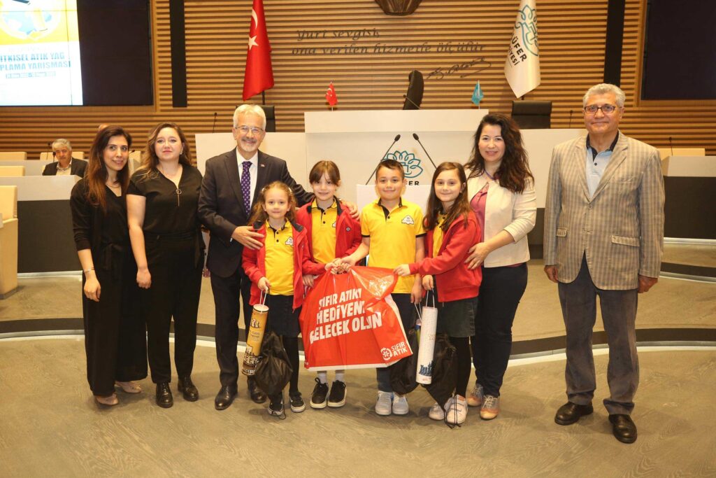 Nilüfer’de minikler atık yağ ve pil toplayarak çevreyi korudu