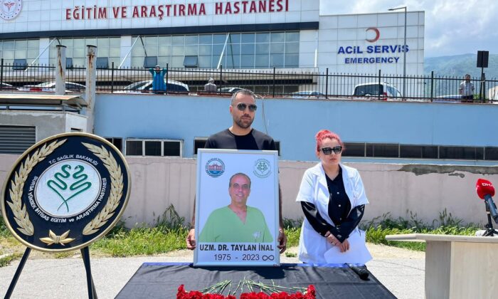 Kalp krizi geçiren uzman doktora, görev yaptığı hastanede anma töreni