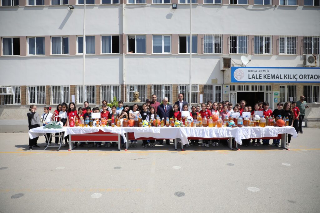 Gemlik’te duyarlı öğrenciler körfezin kirlenmesini önlüyor