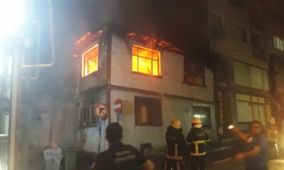 Bursa’da 2 katlı ahşap ev alev alev yandı
