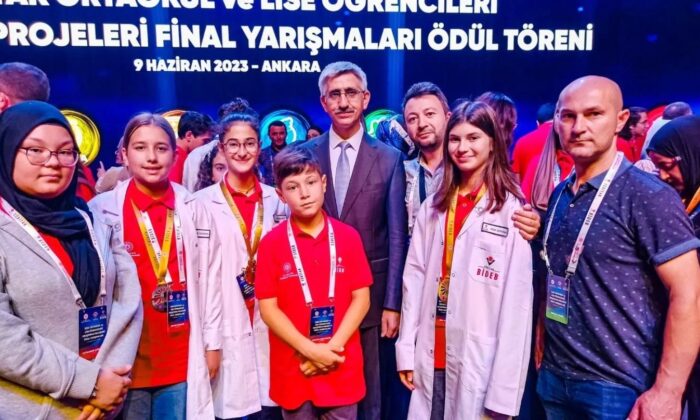 Mustafakemalpaşa Kız Anadolu İmam Hatip Ortaokulu Türkiye birincisi oldu