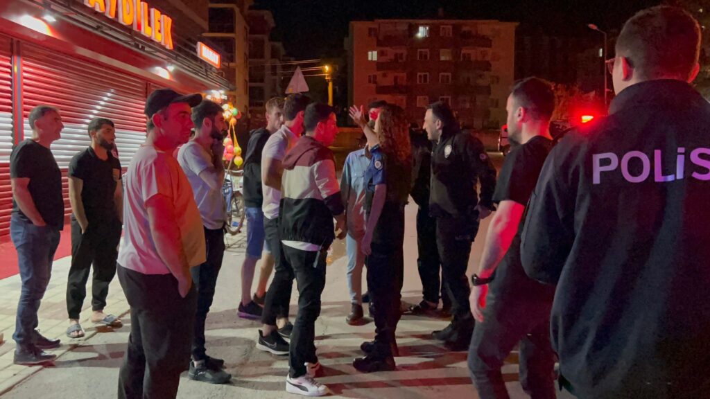 Kavgayı ayırmaya gelen polislere saldırı: 2’si polis 3 yaralı