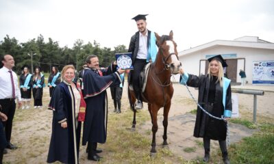 Mezuniyet belgelerini at üzerinde aldılar