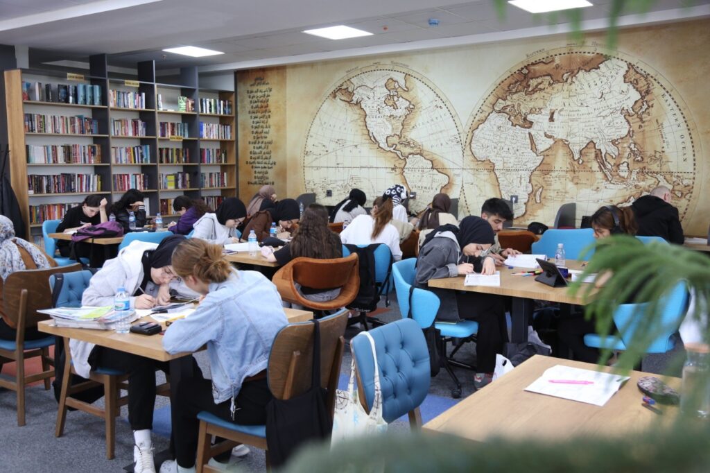 Gürsu Belediyesi’nin kütüphanesine yoğun ilgi