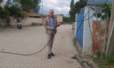 Direğe çarpan tır evleri internetsiz bıraktı