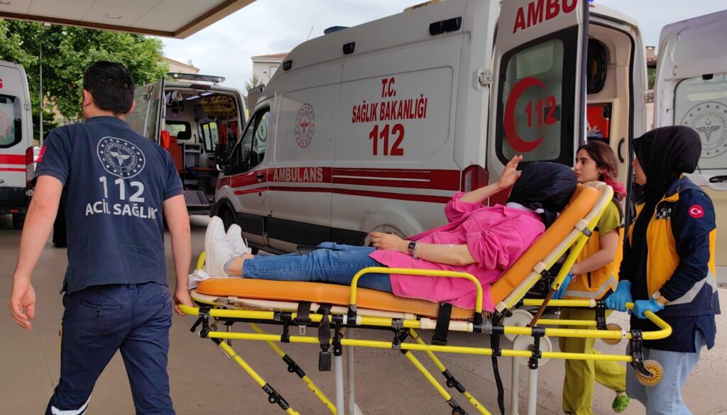 Barışmak için buluştuğu eşini sokak ortasında bıçakladı