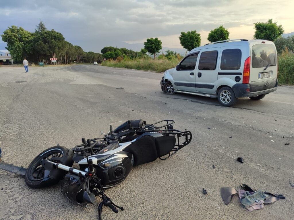 Motosiklet hafif ticari araçla çarpıştı