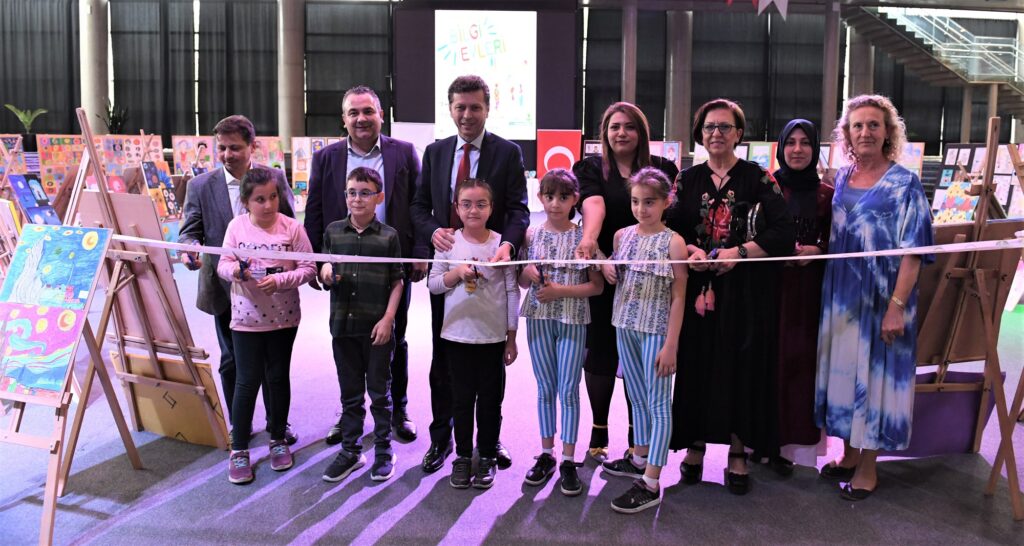 Bursa’da minik ressamlar yaptıkları resimlerle hayran bıraktı