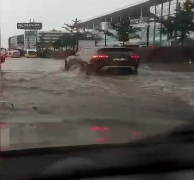 Bursa’da ağaçlar devrildi, otoparklar şelaleye, yollar göle döndü