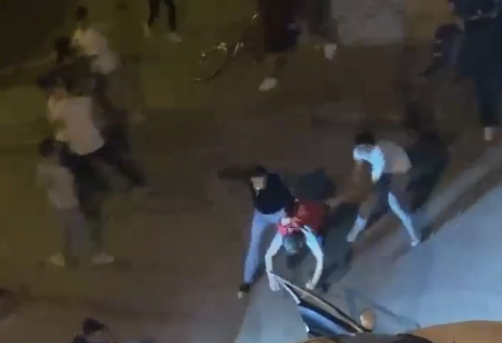 Gençlerden uyuşturucu taciri olduğunu iddia ettikleri şahsa meydan dayağı kamerada