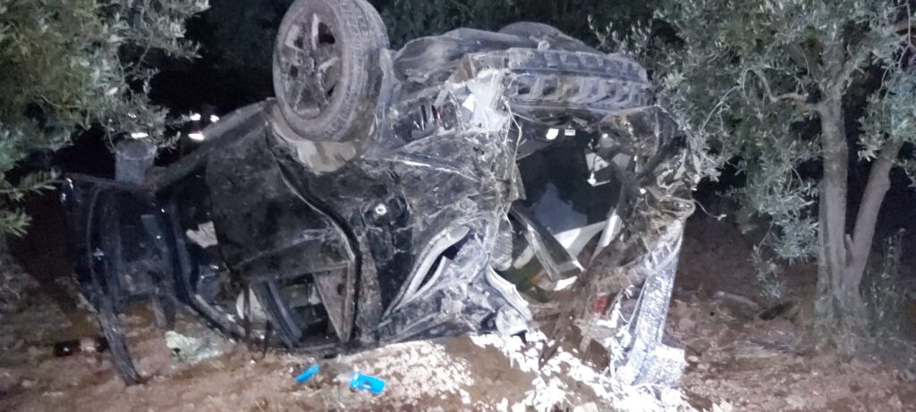 Bursa’da araç zeytinliğe dalıp 60 metre sürüklendi