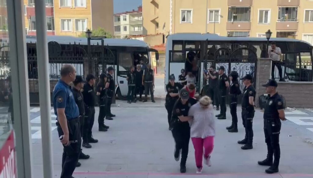 Koçbaşlarıyla kapıları kırılmış, çatılarda yakalanmışlardı…49’u tutuklandı