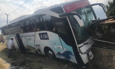 Gezi otobüsü kaza yaptı: 1 ölü 8 yaralı var