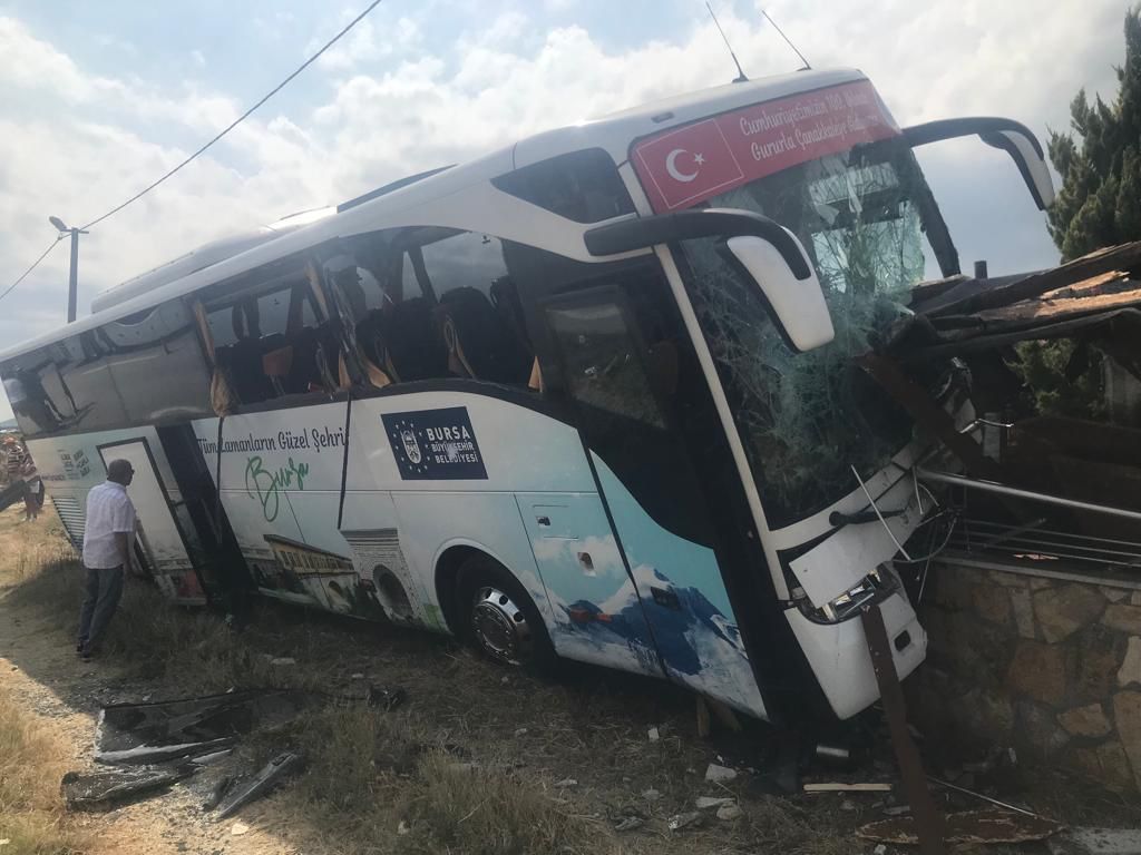 Gezi otobüsü kaza yaptı: 1 ölü 8 yaralı var