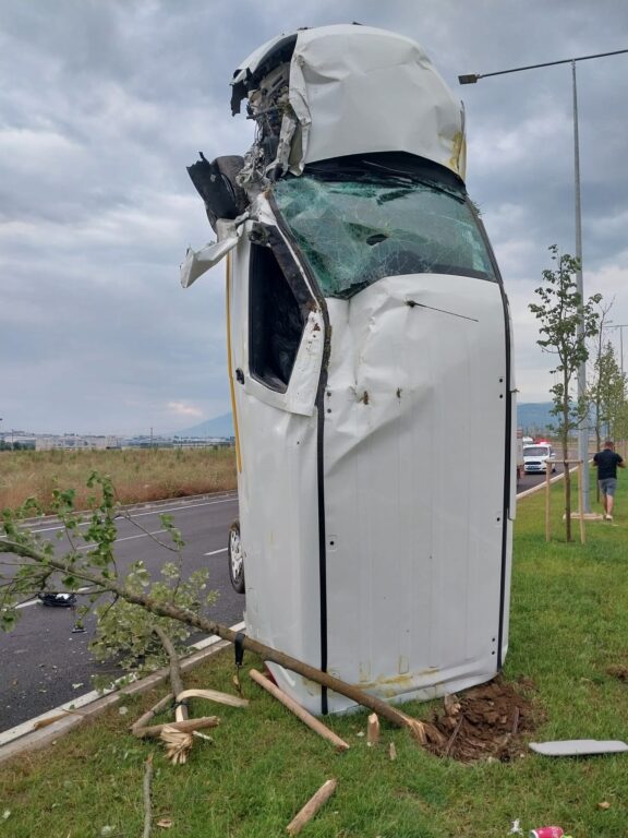 Bursa’da direğe çarpan hafif ticari araç şaha kalktı