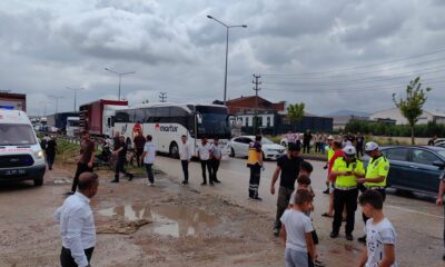 Kontrolden çıkan tır, 2 otomobili kazaya sürükledi