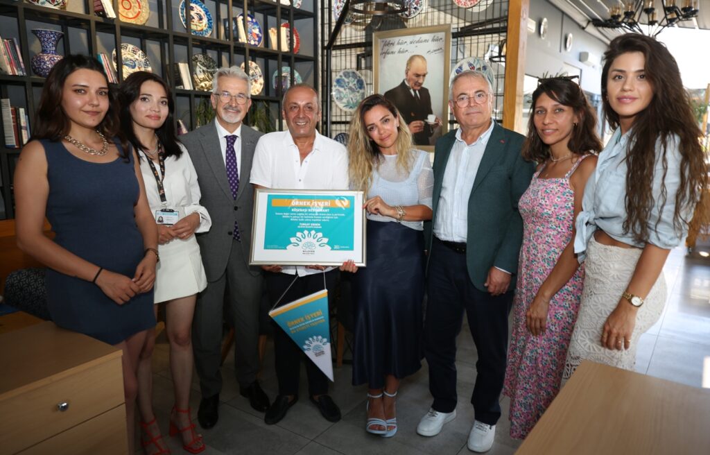 Nilüfer’de örnek işletme belgesini başkanlar verdi