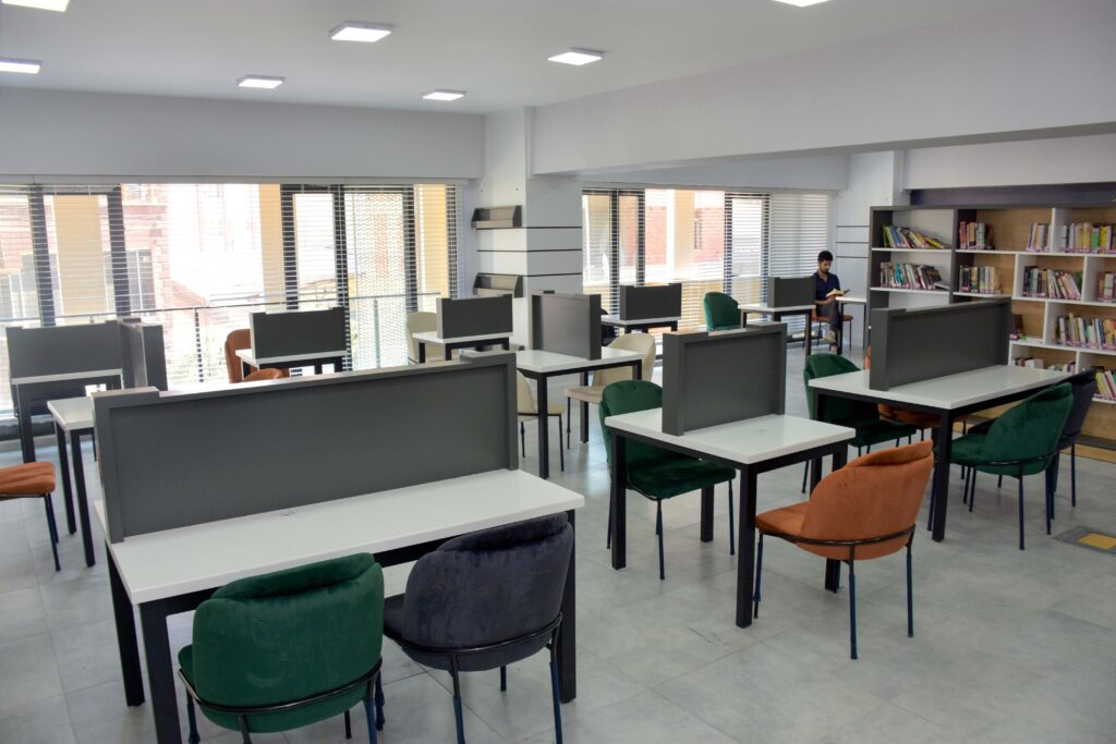 Karacabey İlçe Kütüphanesi Gençlik Merkezine taşındı