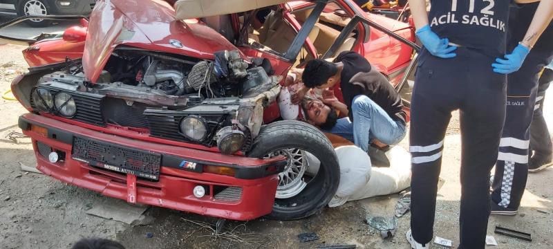 Üst geçidin direğine çarpan otomobil ikiye katlandı