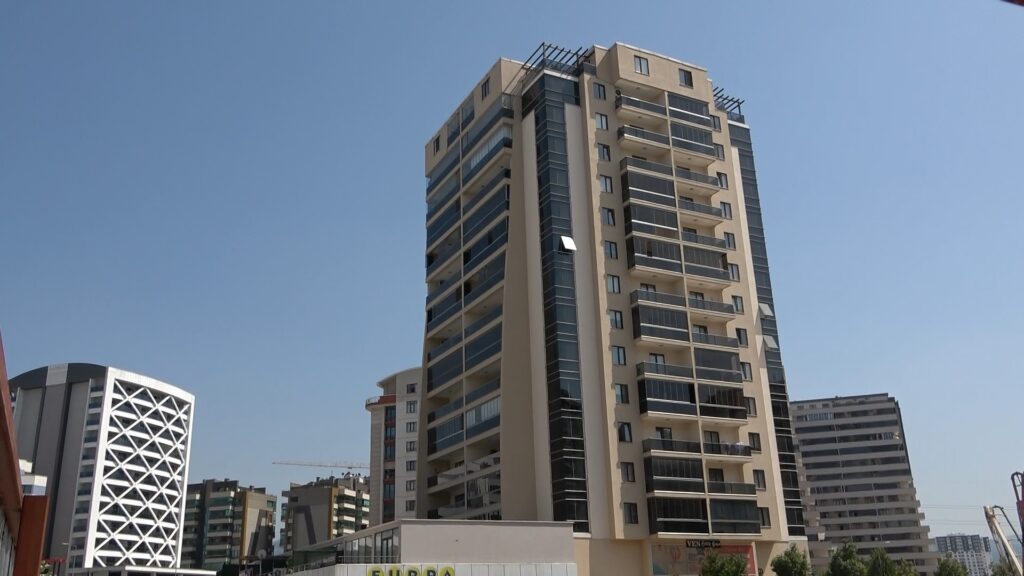 Bursa’da 16 katlı binanın bahçe duvarı böyle çöktü