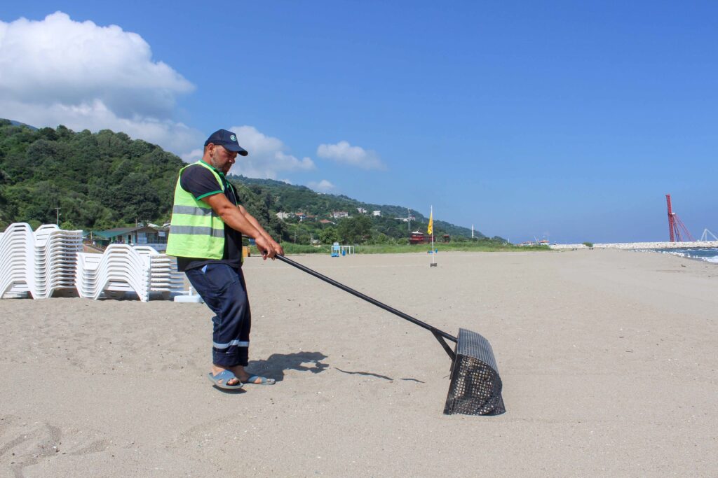 Karacabey’in sahil bölgelerinde hummalı temizlik çalışması