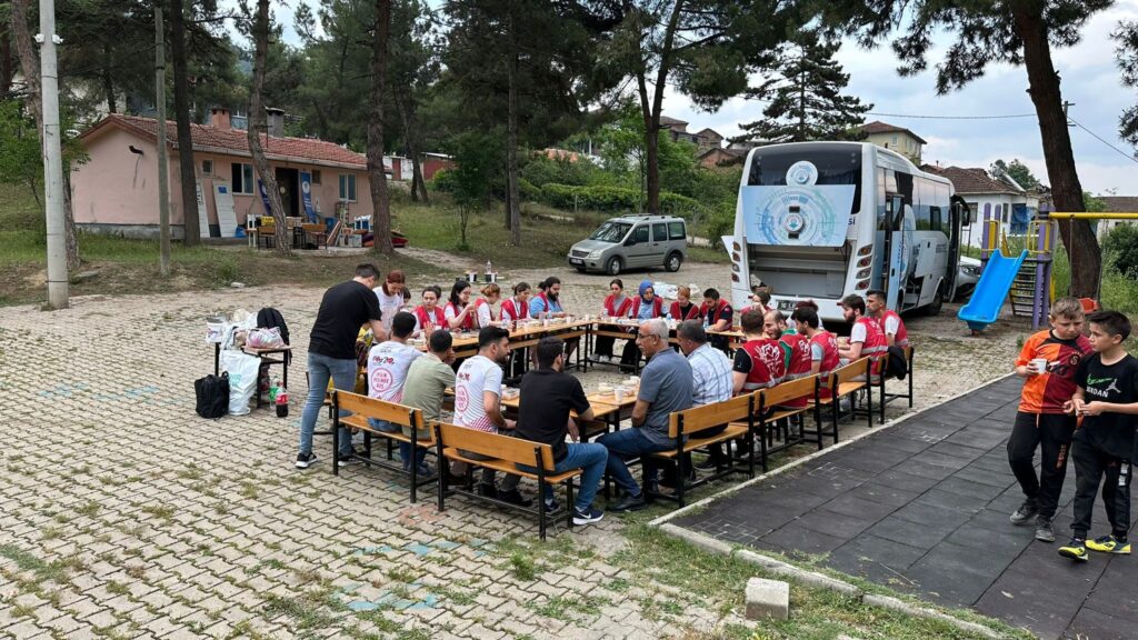 BTÜ’lü öğrenciler ilkokul öğrencilerinin yüzünü güldürdü