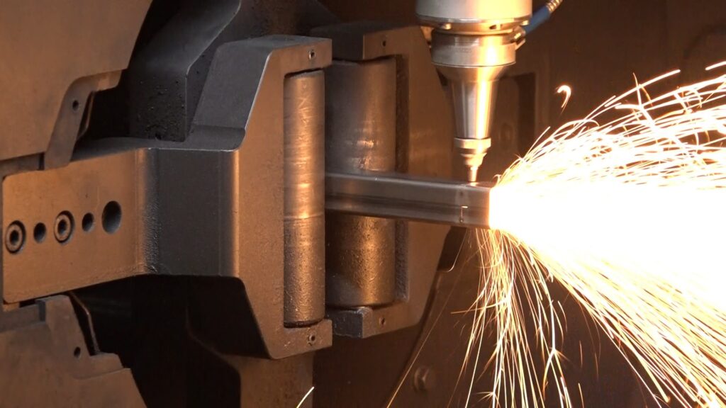 Metal ve ahşap mobilya üretip yüzde 95’ini ihraç ediyor