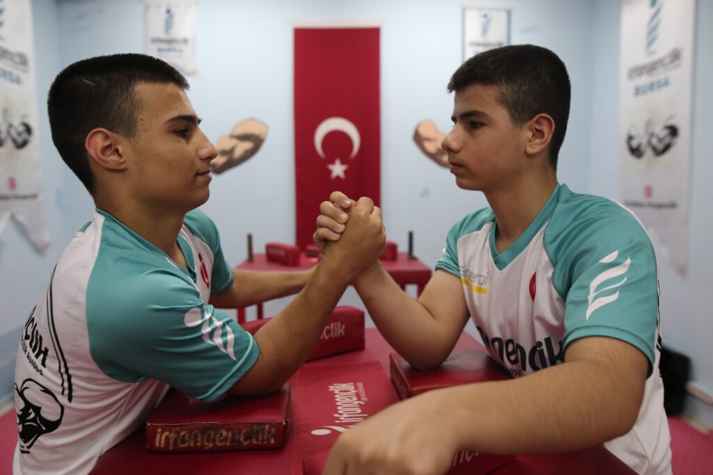 İkizlerin bilekleri bükülmüyor